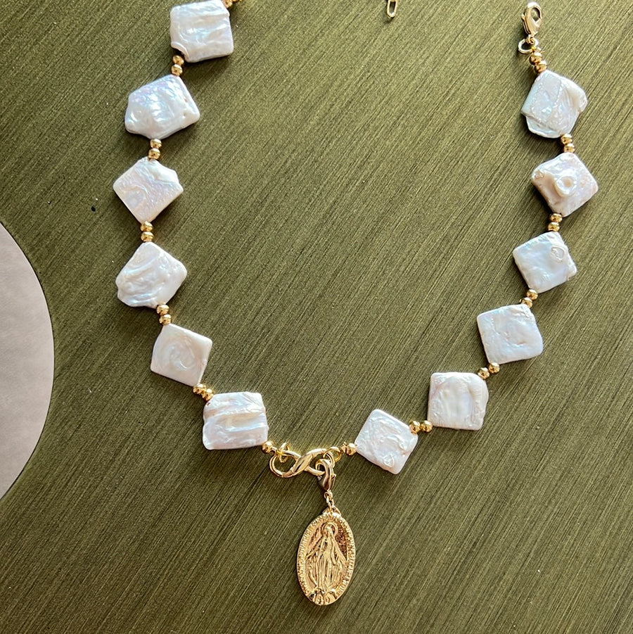 Virgen Espectacular Pearl Necklace